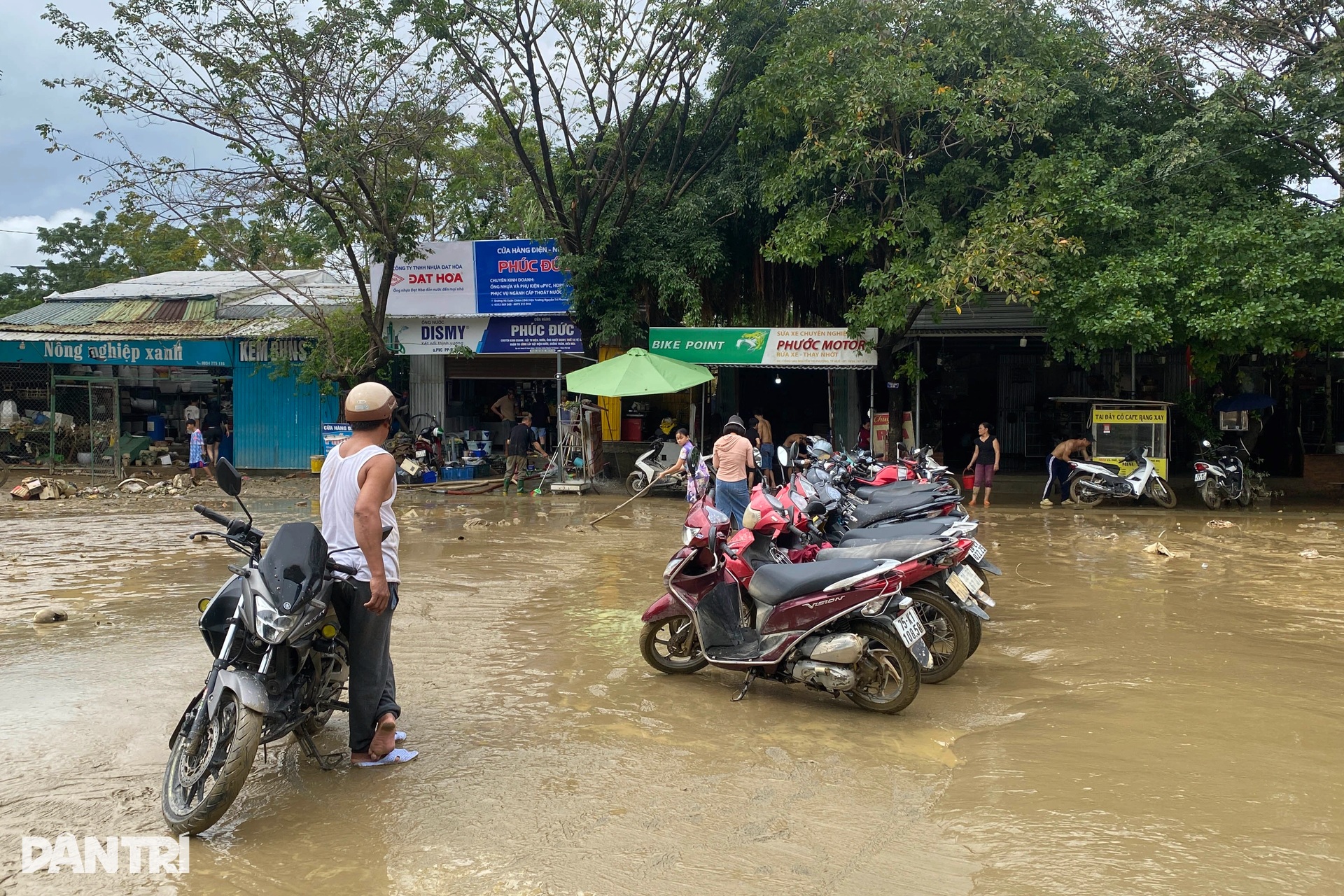 Người dân Huế oằn mình dọn bùn non, rác thải và sửa xe sau lũ - 20 Người dân Huế oằn mình dọn bùn non, rác thải và sửa xe sau lũ - 20