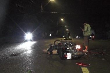 Hai xe máy đấu đầu sau bão, 2 người tử vong