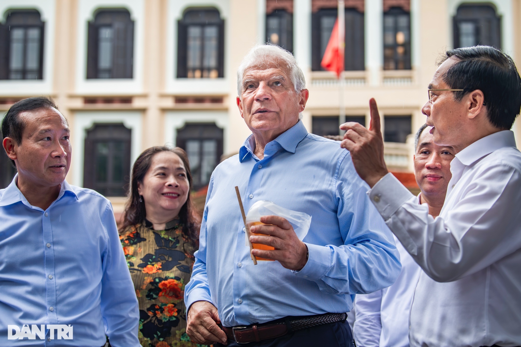 یورپی کمیشن کے نائب صدر نے ویتنامی کافی اور تازگی بخش مشروبات سے لطف اندوز ہوتے ہیں - 11 Phó Chủ tịch Ủy ban châu Âu thích thú cà phê và đồ uống giải nhiệt Việt Nam - 11