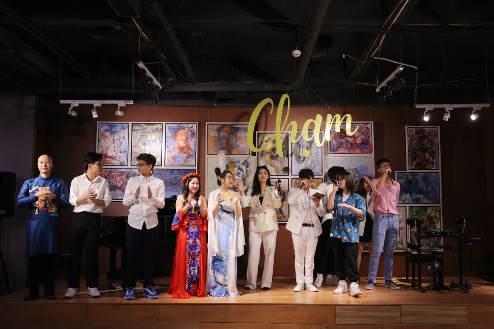 Nhạc trưởng Đồng Quang Vinh xúc động trong đêm nhạc đặc biệt - 4 Nhạc trưởng Đồng Quang Vinh xúc động trong đêm nhạc đặc biệt - 4