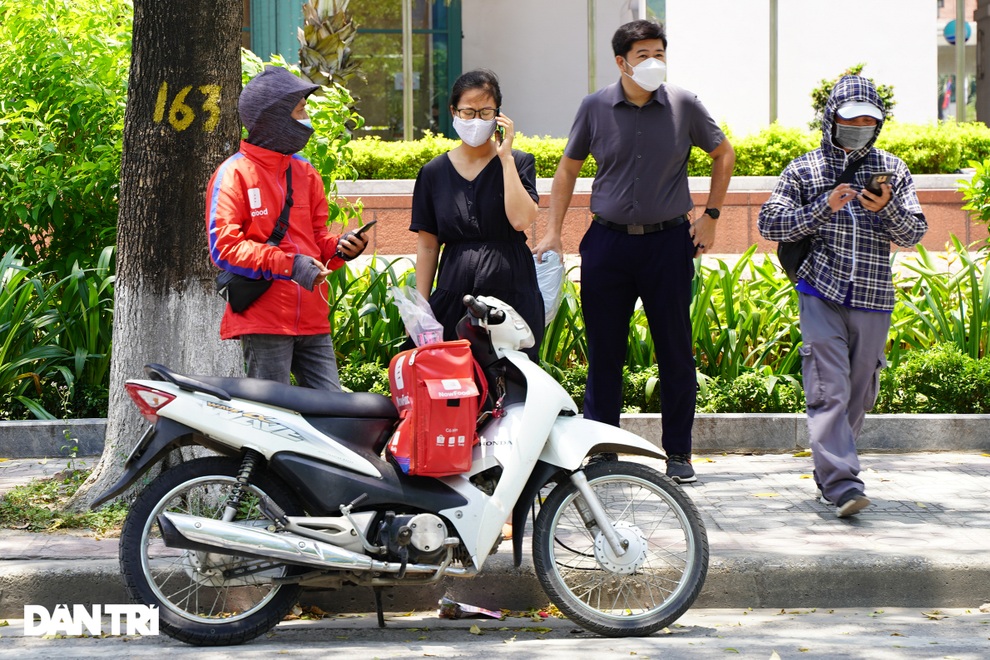 Shipper ở Hà Nội cháy đơn đợt nắng nóng, thu nhập không cao như lời đồn - 15 Shipper ở Hà Nội cháy đơn đợt nắng nóng, thu nhập không cao như lời đồn - 15