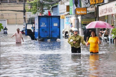 Chợ Thủ Đức tiếp tục ngập nặng sau mưa lớn