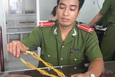 2 tên cướp giật dùng súng cao su bắn đá vào công an