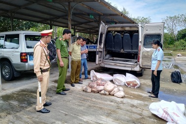 Xe khách vận chuyển hơn 5 tạ nội tạng, thịt động vật bốc mùi hôi thối