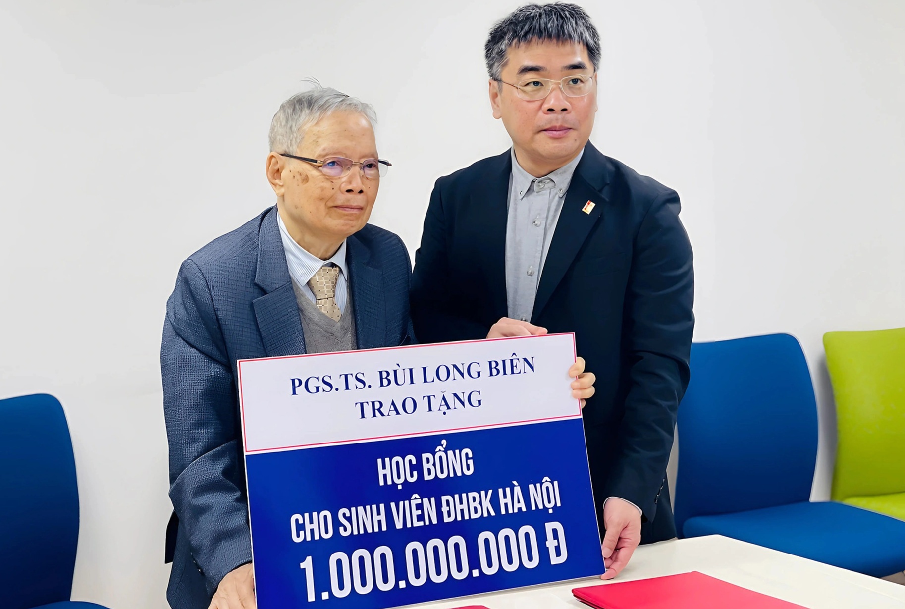 88-year-old teacher gives poor students 1 billion VND - 1 Thầy giáo 88 tuổi tặng sinh viên nghèo 1 tỷ đồng - 1