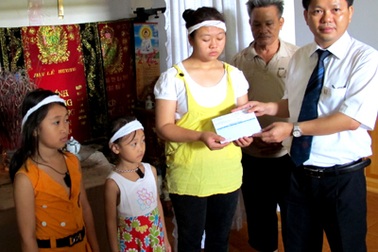 Tặng sổ tiết kiệm 35 triệu đồng cho ba trẻ mồ côi 