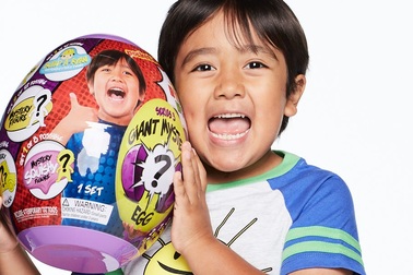 Kiếm 26 triệu USD/năm, cậu bé 8 tuổi trở thành YouTuber có thu nhập cao nhất thế giới