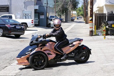 Vũ nữ thoát y sành điệu cưỡi xe phân khối lớn ra phố