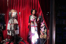 Vừa bán hàng vừa hát, bà chủ tiệm áo dài kiếm hơn 15 triệu đồng/ngày