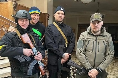 Hàng loạt võ sĩ người Ukraine trở về nước nhập ngũ chiến đấu