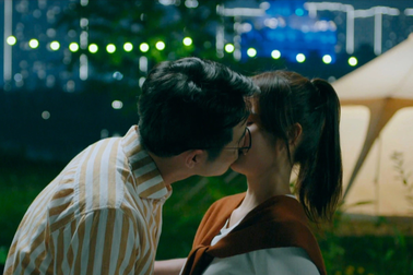 Đức Hiếu "Chúng ta của 8 năm sau": Run, quên thoại khi hôn Huyền Lizzie