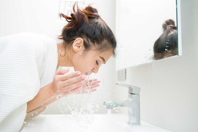 Bước vào mùa nắng nóng, bác sĩ da liễu tiết lộ 7 "bí kíp" chăm sóc da, chị em nào cũng nên "gối đầu giường" vì một làn da khỏe đẹp - Ảnh 1. Bước vào mùa nắng nóng, bác sĩ da liễu tiết lộ 7 "bí kíp" chăm sóc da, chị em nào cũng nên "gối đầu giường" vì một làn da khỏe đẹp - Ảnh 1.