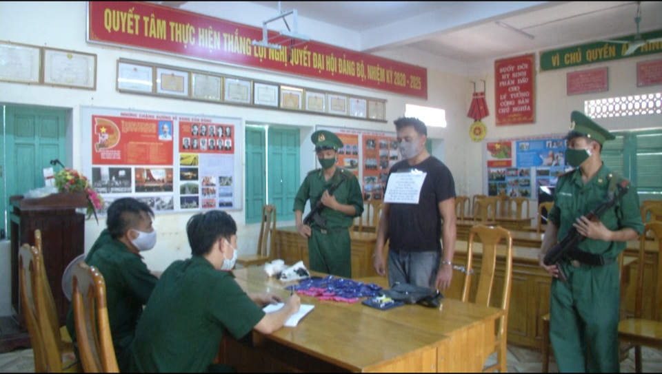Tóm gọn đối tượng người Lào vận chuyển gần 8.000 viên ma túy vào Việt Nam - 2 Tóm gọn đối tượng người Lào vận chuyển gần 8.000 viên ma túy vào Việt Nam - 2