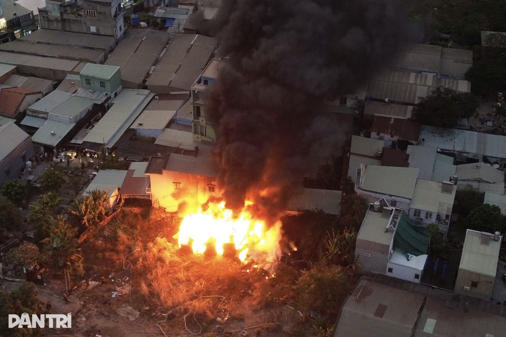 Cháy kho giấy ở TPHCM - 1