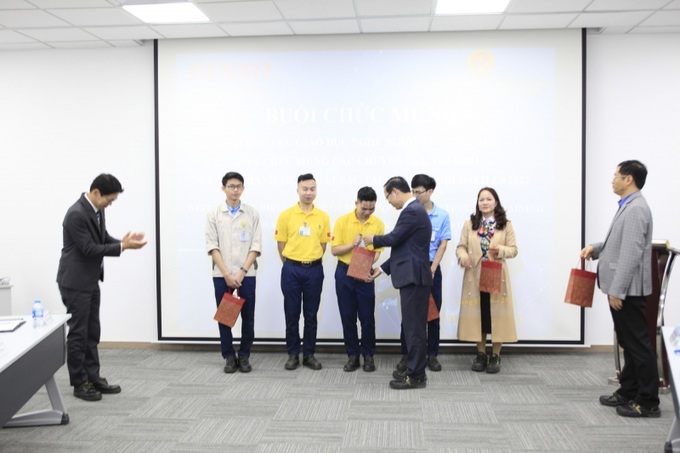 Tổng cục Trưởng Tổng cục GDNN Trương Anh Dũng trao tặng quà cho thí sinh, chuyên gia xuất sắc tại kỳ thi KNN thế giới năm 2022 phiên bản đặc biệt tại CH LB Đức vừa qua