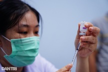 Tiêm vắc xin Covid-19 cho nhân viên làm việc tại cảng hàng hải