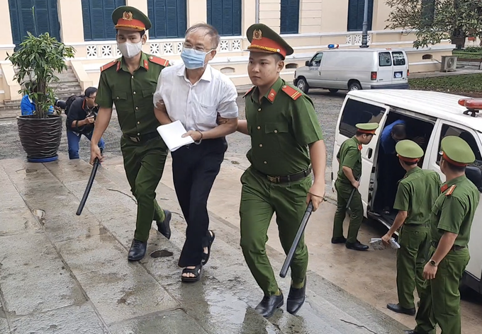 Cựu Phó Chủ tịch UBND TP.HCM Nguyễn Thành Tài bật khóc khi nói lời sau cùng - Ảnh 1. Cựu Phó Chủ tịch UBND TP.HCM Nguyễn Thành Tài bật khóc khi nói lời sau cùng - Ảnh 1.