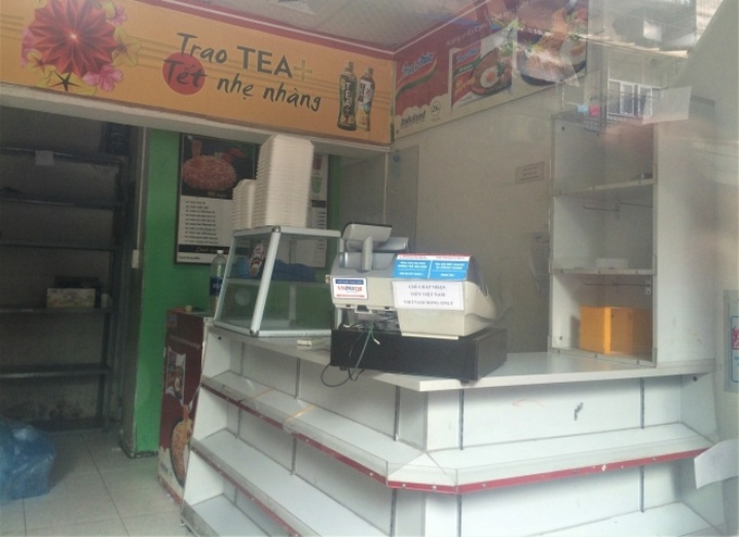Sau khi về tay Vingroup với giá 1 USD, loạt cửa hàng Shop&Go đóng cửa, kệ hàng trống trơn - Ảnh 8. Sau khi về tay Vingroup với giá 1 USD, loạt cửa hàng Shop&Go đóng cửa, kệ hàng trống trơn - Ảnh 8.