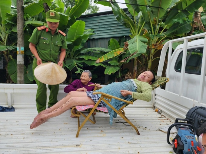 Lực lượng chức năng tỉnh Thừa Thiên Huế hỗ trợ người già yếu, đau ốm sơ tán đến nơi an toàn để phòng, chống cơn bão số 4