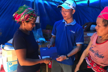 Ngân hàng Quốc Dân cứu trợ đồng bào bị thiệt hại do mưa lũ tại Lai Châu