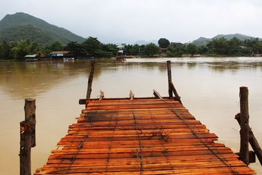 Thấp thỏm chờ tan bão số 10 để làm cầu cho dân đi dịp Tết