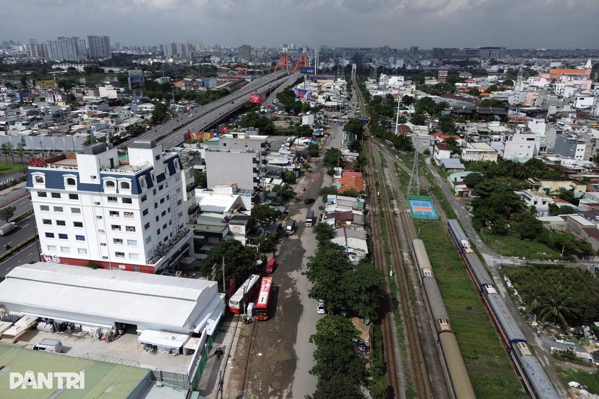 Tuyến đường được xem là điểm nóng về nạn xe dù, bến cóc ở TPHCM xuống cấp - 1 Tuyến đường được xem là điểm nóng về nạn xe dù, bến cóc ở TPHCM xuống cấp - 1