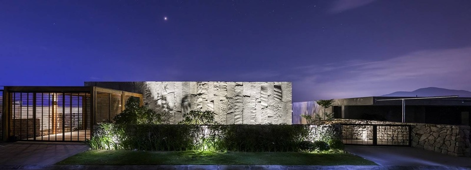 Biệt thự đá độc đáo ở Nha Trang có ban công ẩn hiện tùy thích - 3