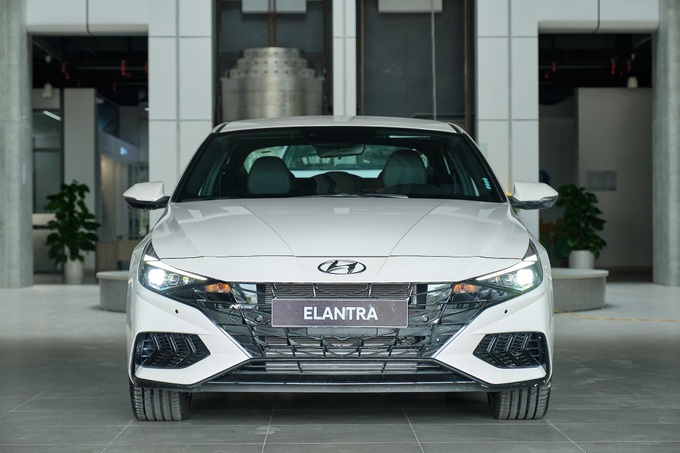 Hyundai Elantra N-Line: hút mắt từ mọi góc nhìn, trang bị hấp dẫn, động cơ là điểm nhấn - 2 Hyundai Elantra N-Line: hút mắt từ mọi góc nhìn, trang bị hấp dẫn, động cơ là điểm nhấn - 2