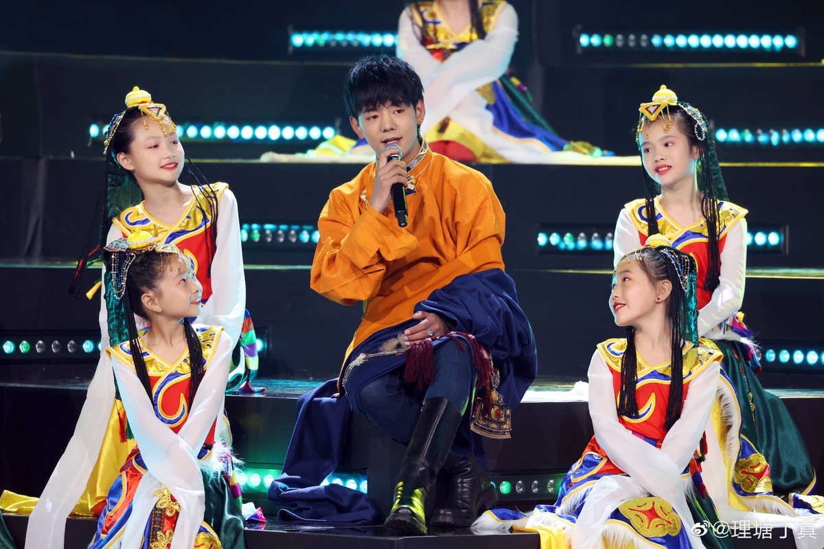 Từ chàng chăn bò, hotboy Tây Tạng đổi khác sau 2 năm trở thành ngôi sao - 7