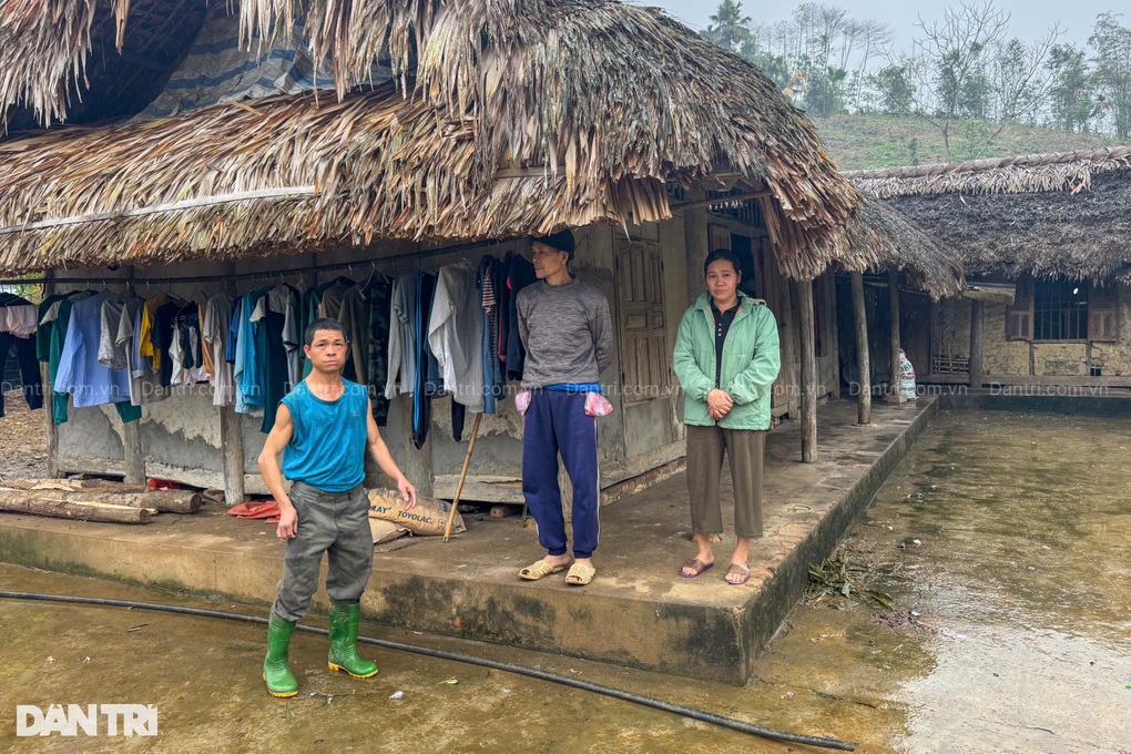 Cô bé lớp 8 ước mơ làm cô giáo để giúp gia đình thoát đói nghèo - 3 Cô bé lớp 8 ước mơ làm cô giáo để giúp gia đình thoát đói nghèo - 3