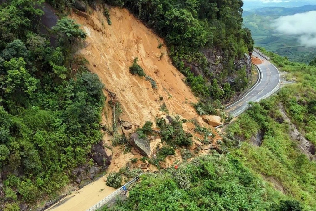 Sẽ nổ mìn phá nhiều khối đá lớn chắn đèo Khánh Lê - 1