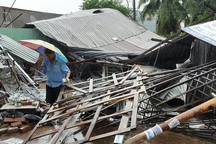 Hàng nghìn bộ đội, dân quân khắc phục bão số 12 ở Nam Trung Bộ