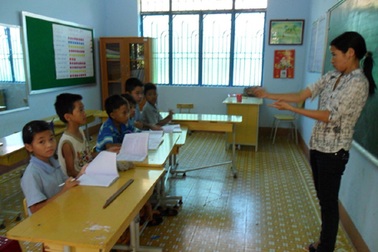 Trẻ khiếm thính nhọc nhằn học chữ “chay”