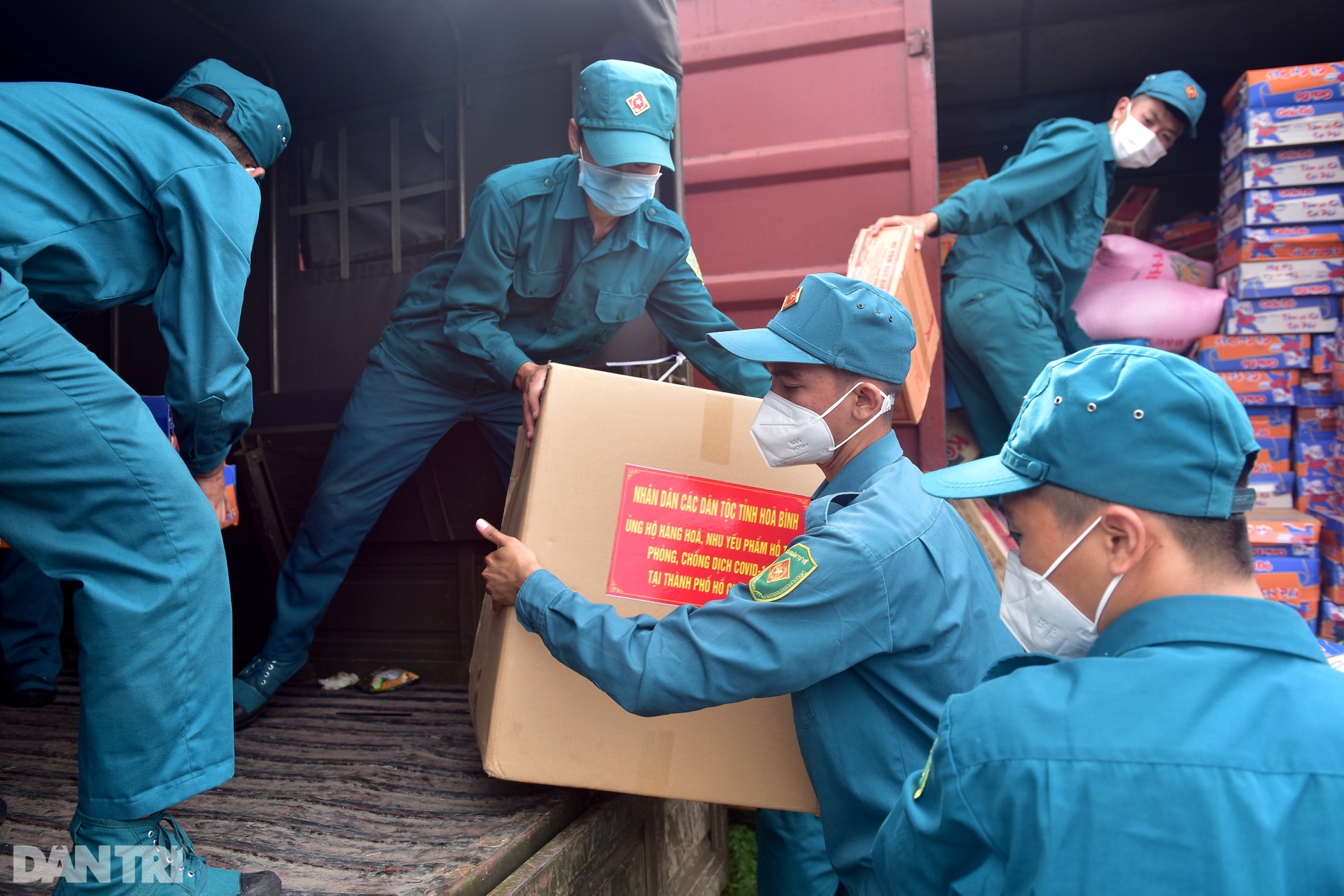 Hơn 300 tấn nhu yếu phẩm nhân dân tỉnh Hòa Bình gửi tặng đã vào tới TPHCM - 10 Hơn 300 tấn nhu yếu phẩm nhân dân tỉnh Hòa Bình gửi tặng đã vào tới TPHCM - 10