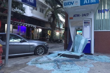 Xe BMW đâm nát trụ ATM