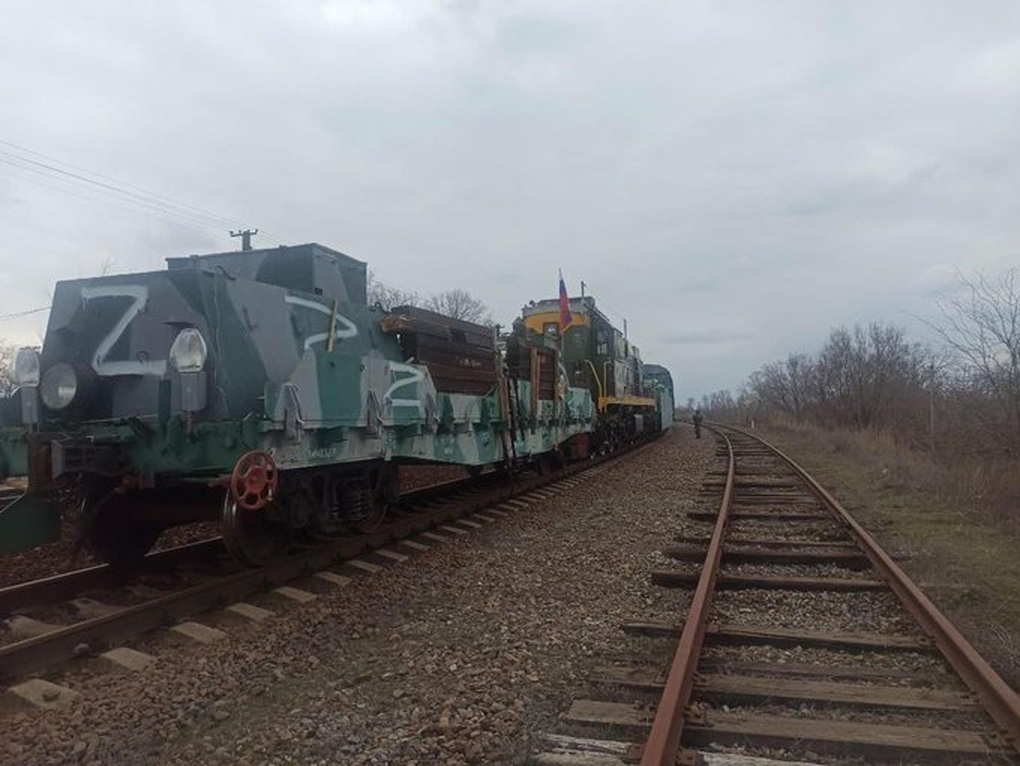 Đoàn tàu chở xe bọc thép đặc biệt của Nga xuất hiện tại miền Nam Ukraine - 1 Đoàn tàu chở xe bọc thép đặc biệt của Nga xuất hiện tại miền Nam Ukraine - 1