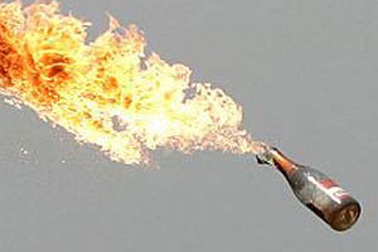 Ném “bom xăng”, dọa tạt axit mẹ vợ vì bị ngăn cản tình cảm