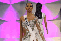 Hoàng Thuỳ tung váy xuất thần, hô vang “Việt Nam” tại bán kết Hoa hậu Hoàn vũ