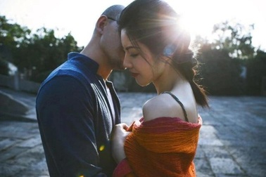 Bạn trai hay nghe cuộc gọi lạ, tôi lén tìm hiểu để rồi "cao tay" xử lý