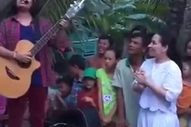 Hồ Văn Cường, Jayden đã hát lại những ca khúc dân ca như Bà Năm, Quê hương, Về quê... dành tặng bà con xóm làng.