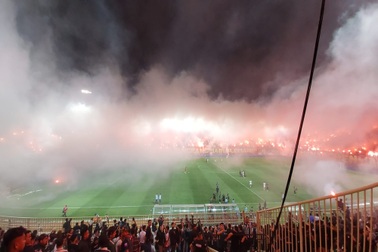 Pháo sáng tràn ngập các khán đài tại Indonesia