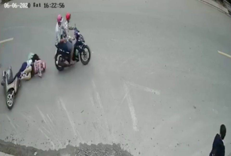 Bị giật điện thoại, 2 mẹ con ngã úp mặt xuống đường, chấn thương nặng - 1