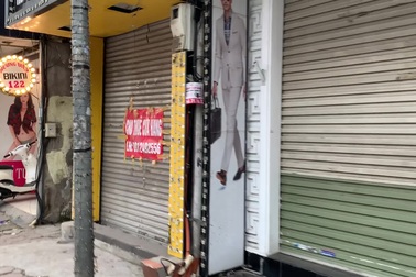 La liệt cửa hàng đóng cửa, trả mặt bằng ở con phố sầm uất bậc nhất Hà Nội