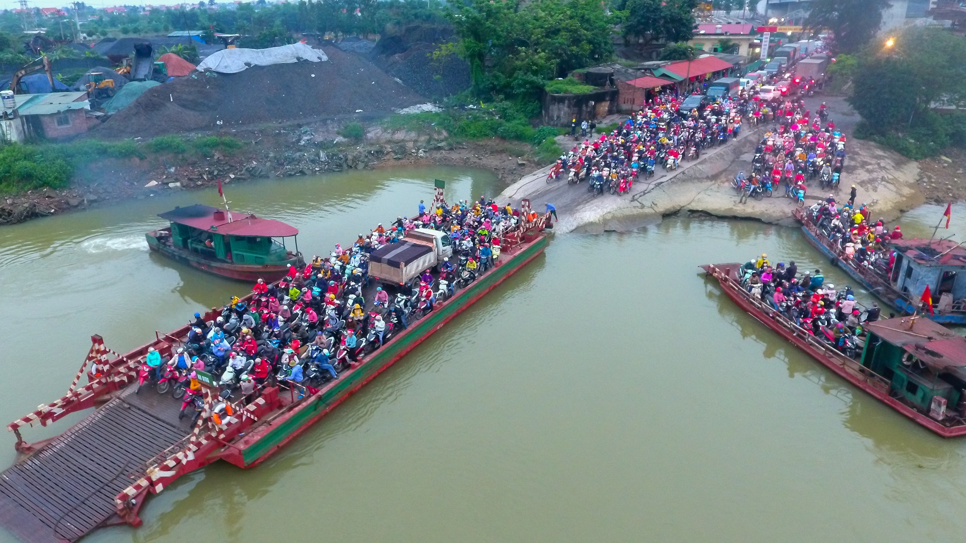 Hải Dương: Hàng ngàn người ùn ùn đợi phà giữa thời dịch Covid-19 - 25 Hải Dương: Hàng ngàn người ùn ùn đợi phà giữa thời dịch Covid-19 - 25