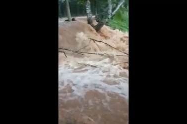 Vỡ đê bao nước tràn xối xả vào nhà dân