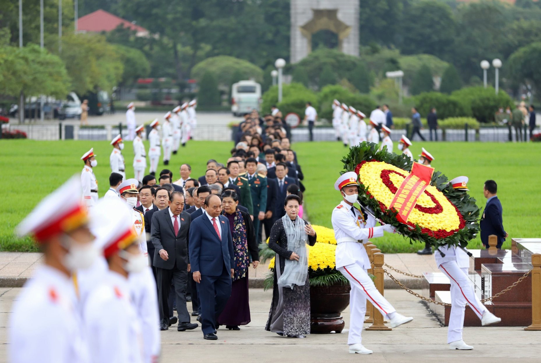 Đại biểu Quốc hội vào Lăng viếng Chủ tịch Hồ Chí Minh - 1 Đại biểu Quốc hội vào Lăng viếng Chủ tịch Hồ Chí Minh - 1