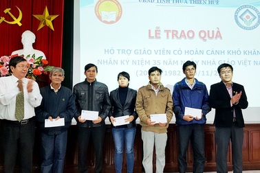 Trao quà hỗ trợ cho giáo viên Thừa Thiên Huế bị thiệt hại do lũ