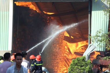 Hàng chục lính cứu hỏa nỗ lực cứu kho gỗ đang cháy dữ dội