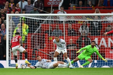 Liverpool thất bại trước Man Utd, Van Dijk bị chỉ trích thậm tệ