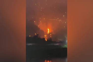 Khoảnh khắc “mưa lửa” bao trùm lễ hội drone tại Trung Quốc